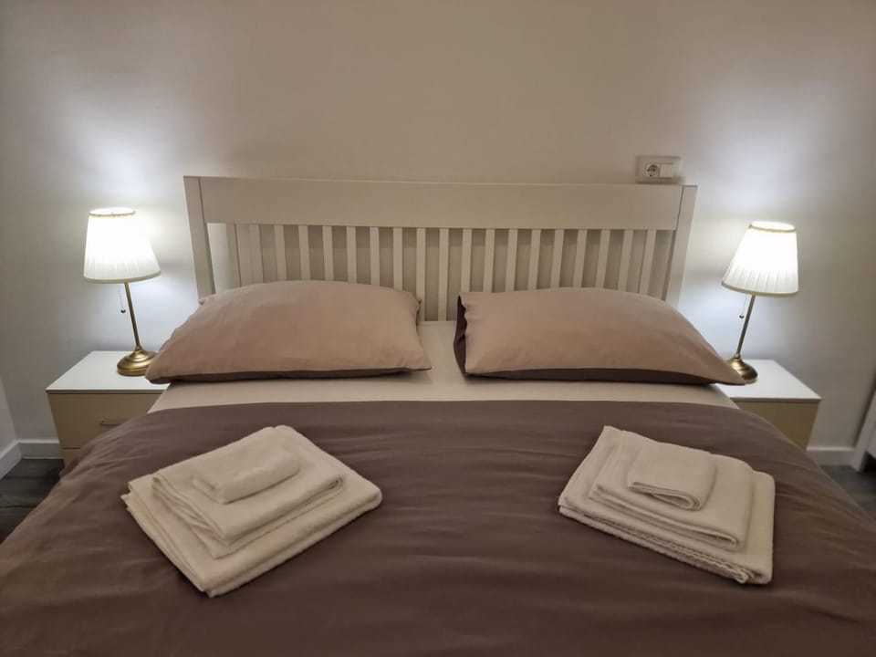 Bed, Bedroom, towels