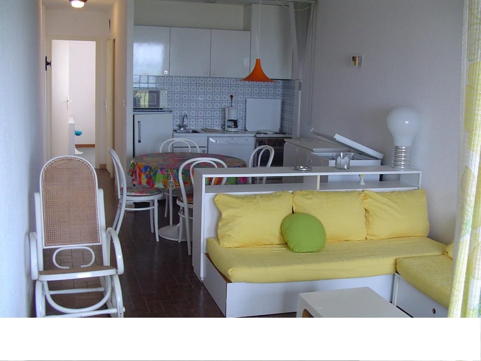 Seating area, Dining area, Communal kitchen
