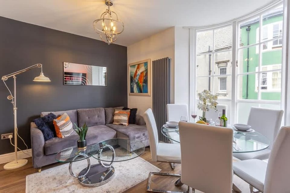 Bright cheery 4 bd apartment by Brighton Station House in Brighton