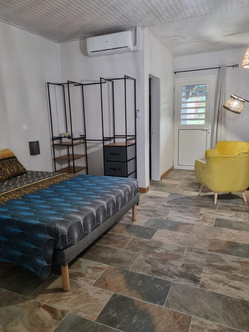 Bed, Living room, Photo of the whole room, Bedroom, air conditioner