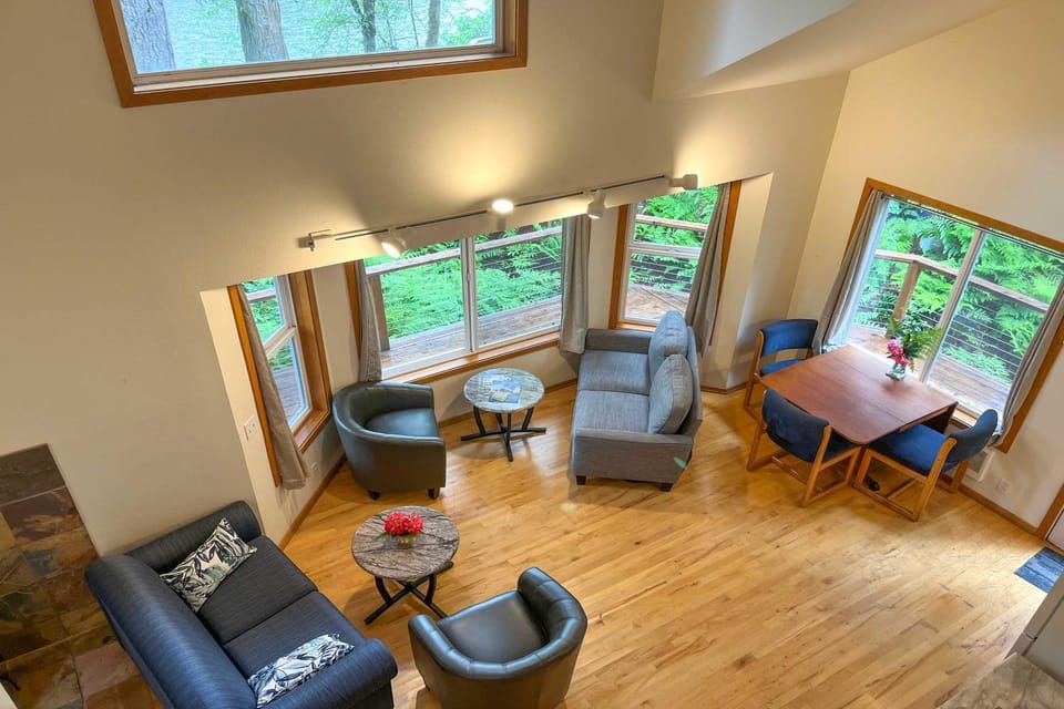 The River House' w/ Deck, on McKenzie River! House in McKenzie River