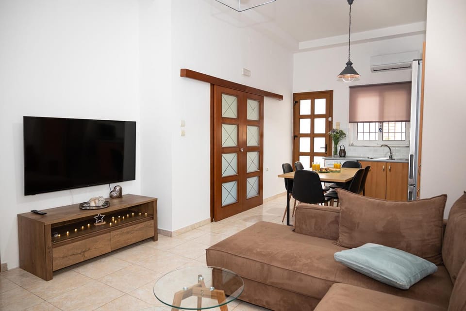 TV and multimedia, Living room, Seating area, Dining area, kitchen
