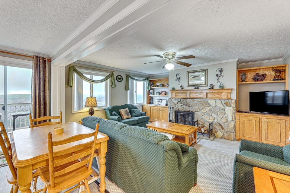 Snowshoe Condo w/ Mtn Views, Walk to Ski Lift House in Snowshoe