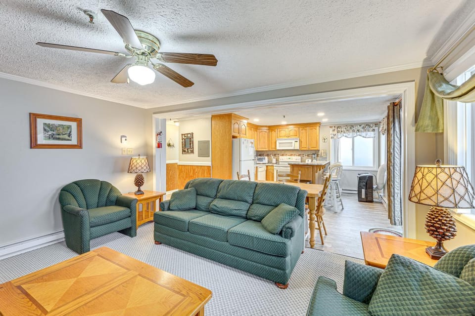 Snowshoe Condo w/ Mtn Views, Walk to Ski Lift House in Snowshoe