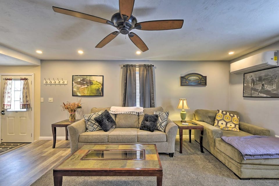 Cozy Getaway - 10 Miles to Mount Wachusett Skiing! Apartment in Leominster