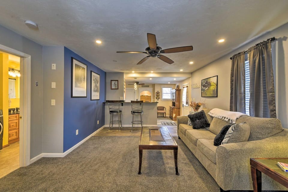 Cozy Getaway - 10 Miles to Mount Wachusett Skiing! Apartment in Leominster