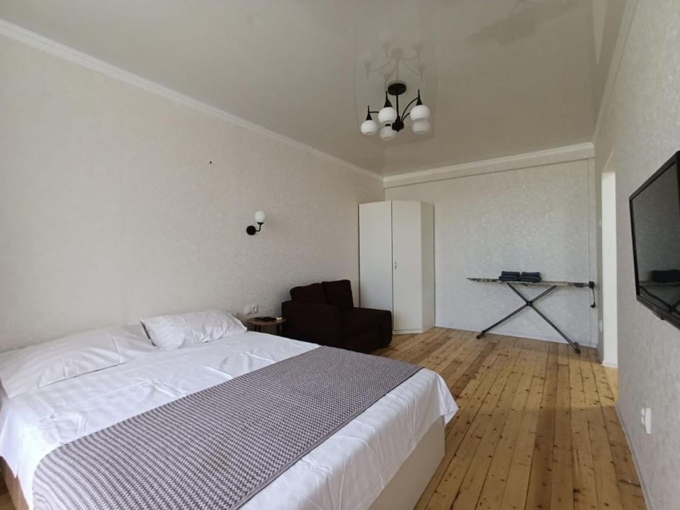 Bed, TV and multimedia, Photo of the whole room, Bedroom