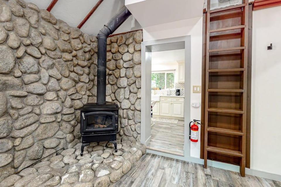 Top Town Retreat House in Crestline