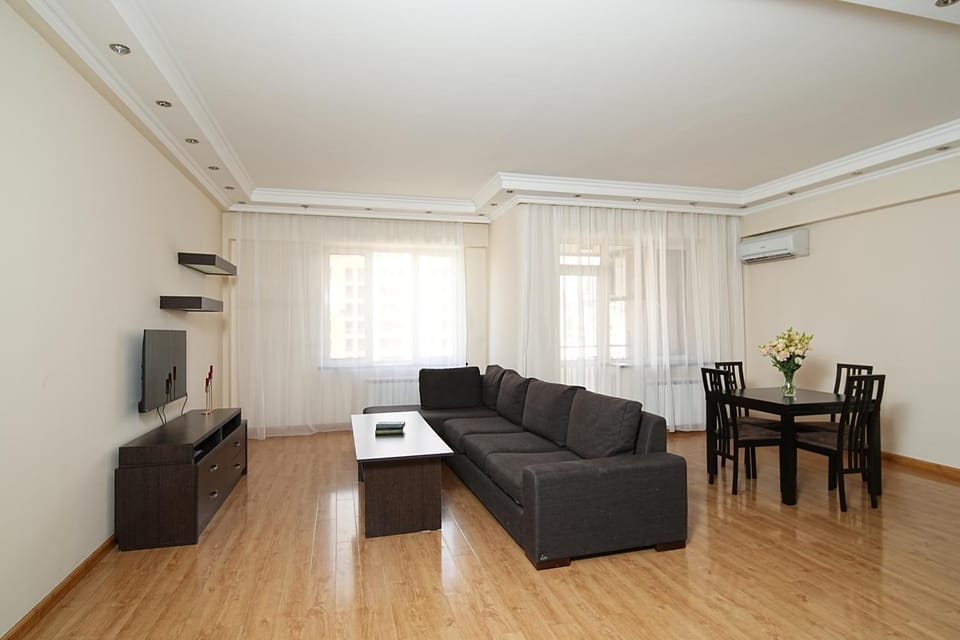 TV and multimedia, Living room, Seating area, Dining area, air conditioner