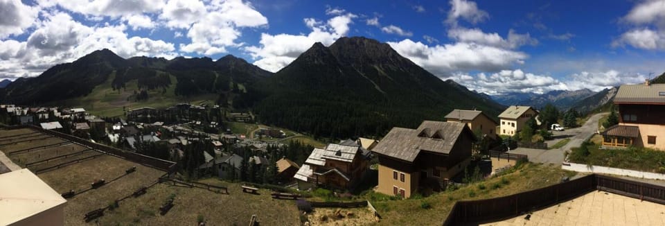 Résidence Plein Soleil - Appartement plein sud avec superbe vue, balcon, parking. MAE-9004 Apartment in Montgenèvre