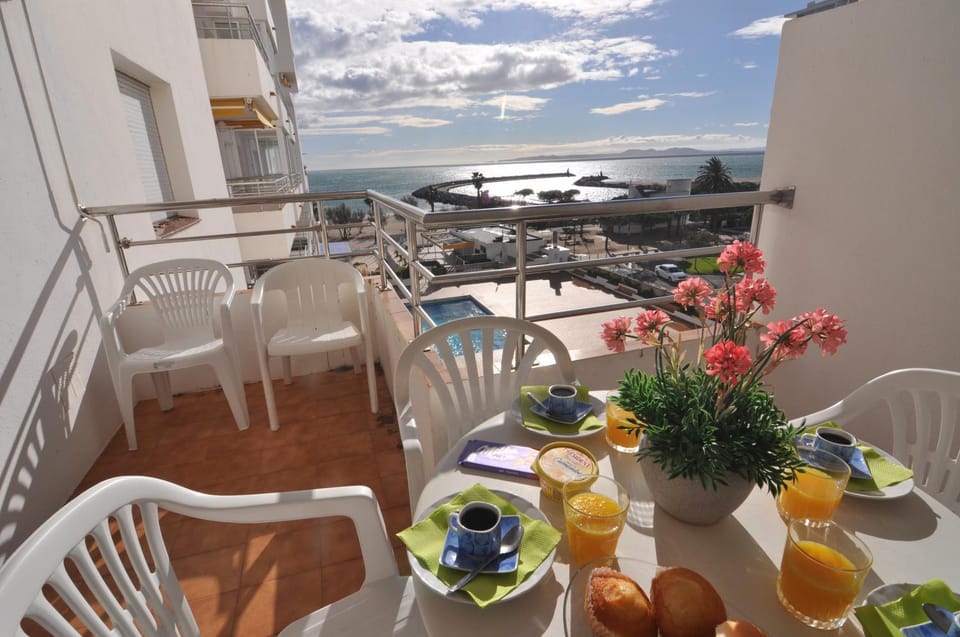 View (from property/room), Balcony/Terrace, Dining area, Sea view