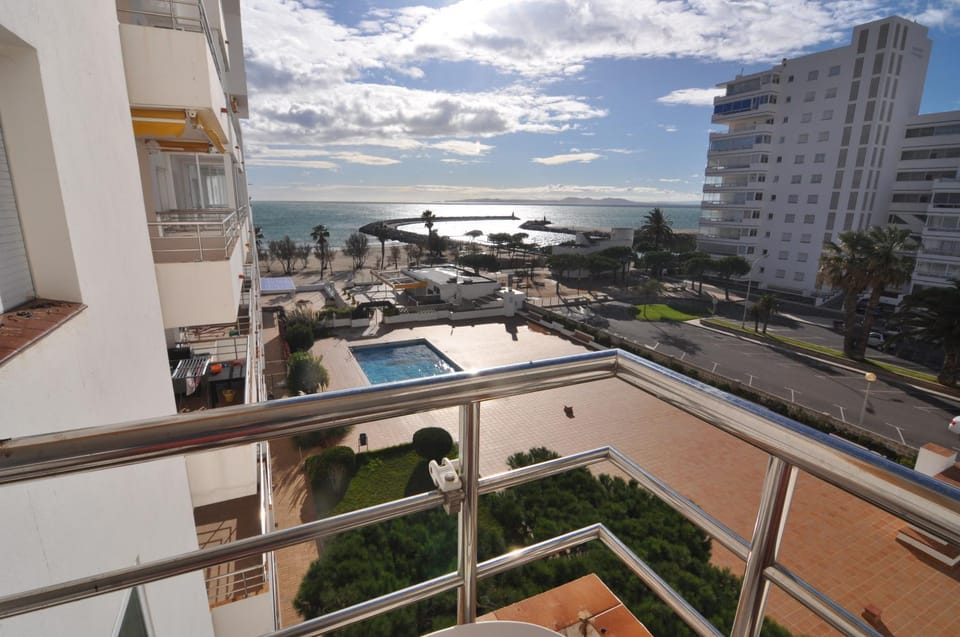 View (from property/room), Balcony/Terrace, City view, Sea view, Swimming pool
