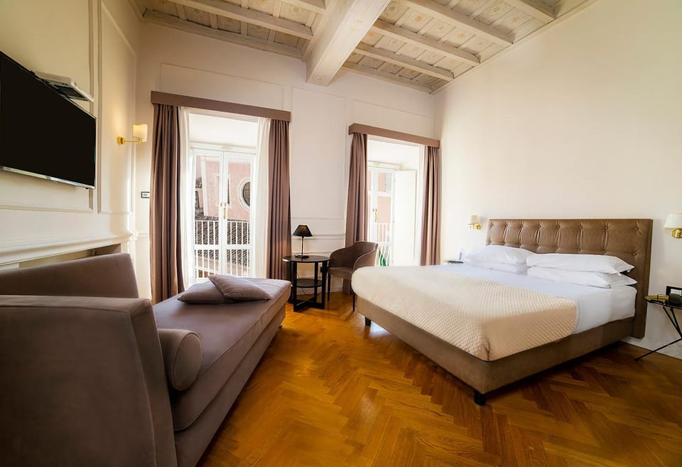 Bed, Coffee/tea facilities, Photo of the whole room, Decorative detail, Bedroom, City view, Landmark view, Alcoholic drinks, Non alcoholic drinks