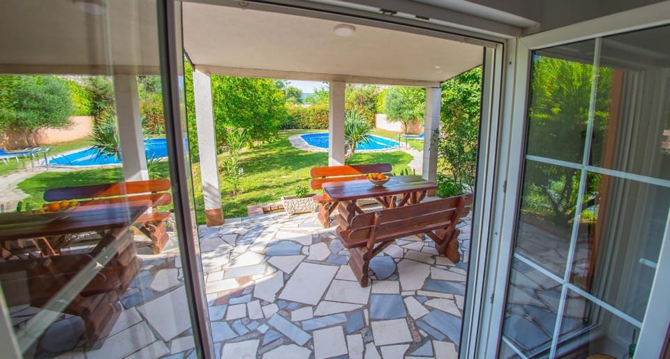 Patio, BBQ facilities, Garden, Dining area, Garden view, Pool view