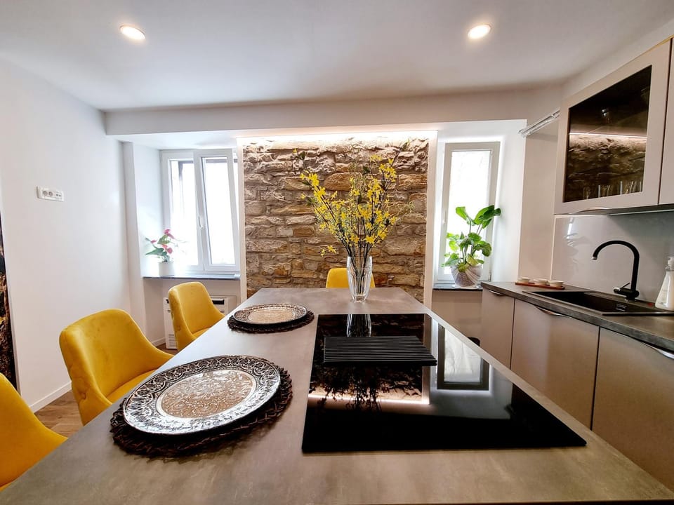 Dining area, kitchen