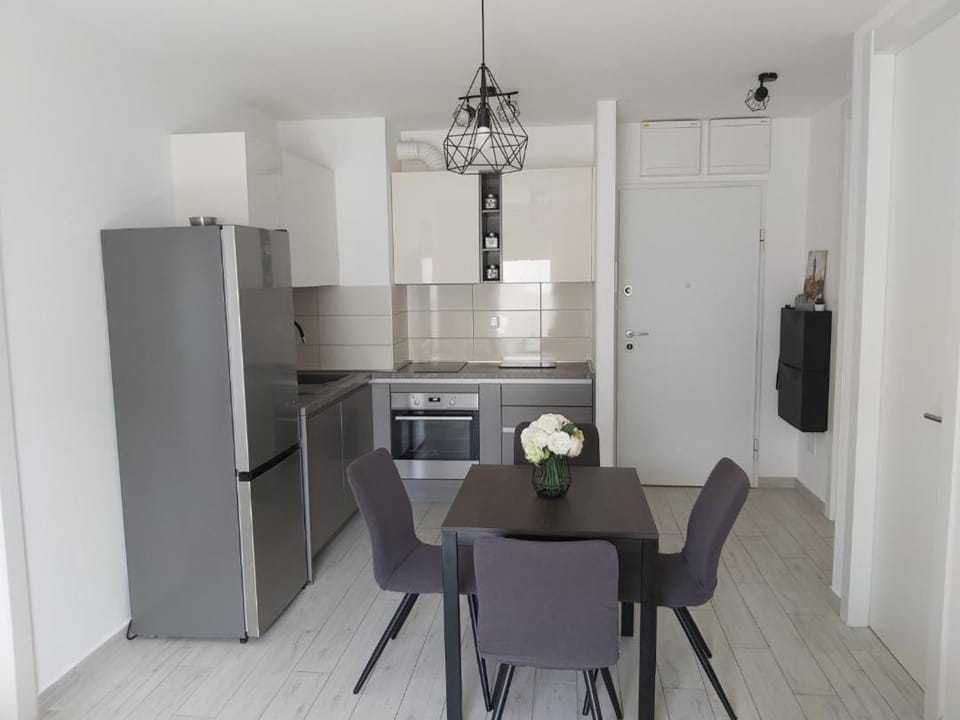 Kitchen or kitchenette, Seating area, Dining area