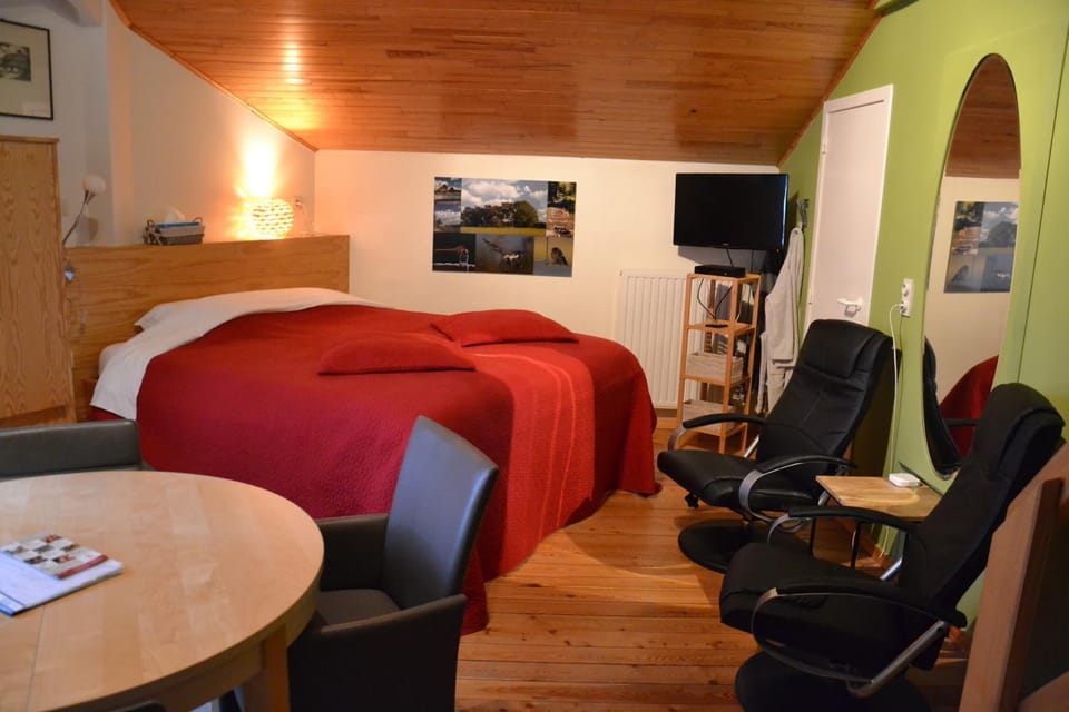 Bed, Seating area
