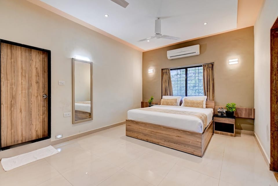 Bed, Photo of the whole room, Bedroom, air conditioner