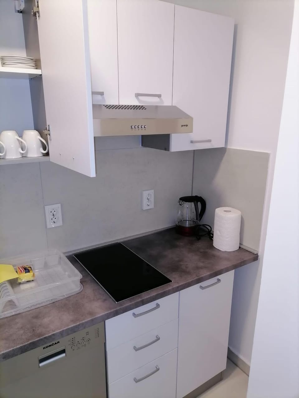 Coffee/tea facilities, Kitchen or kitchenette, stove