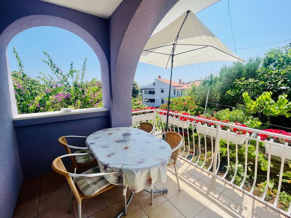 Property building, Patio, Garden, Balcony/Terrace, Dining area, Garden view