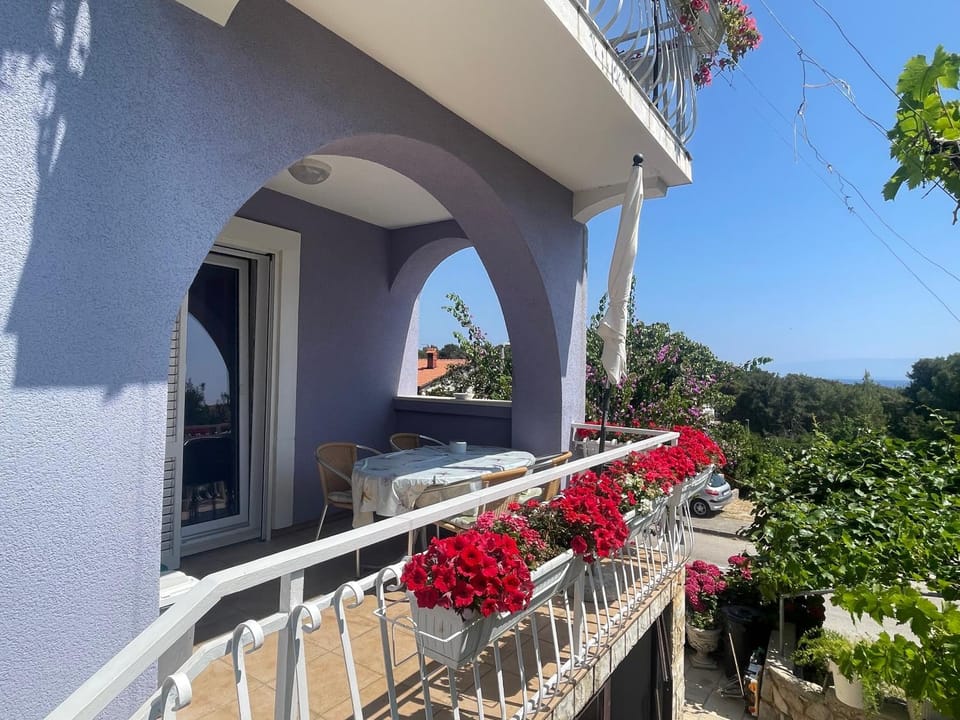 Property building, Patio, Day, Garden, Balcony/Terrace, Dining area, Garden view