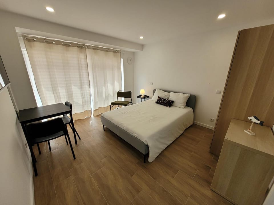 TV and multimedia, Bedroom, City view, City view, wardrobe