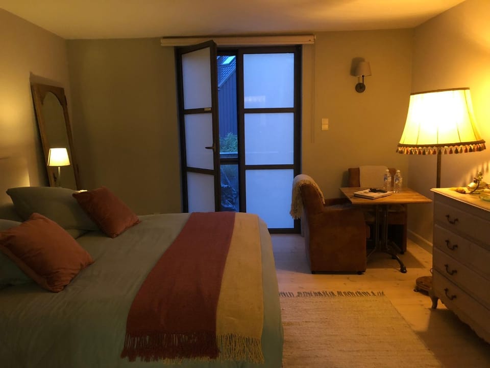 Seating area, Bedroom, wardrobe