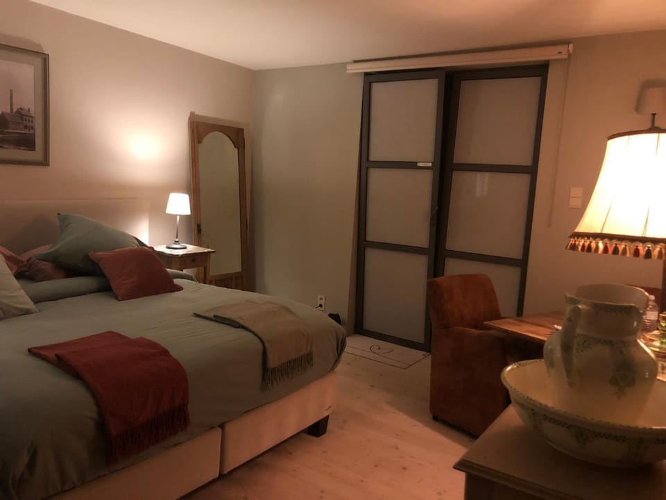 Bed, Seating area, Bedroom