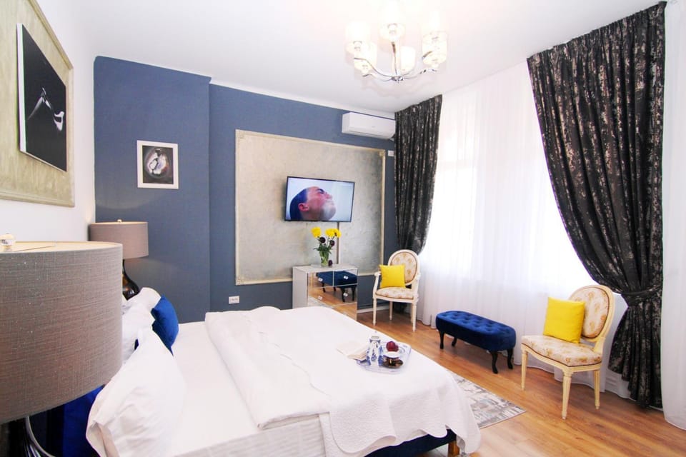 Bed, TV and multimedia, Photo of the whole room, Seating area, Bedroom