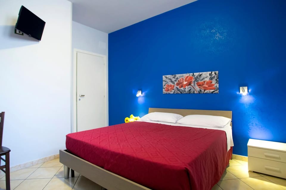 Bed, TV and multimedia, Photo of the whole room, Bedroom