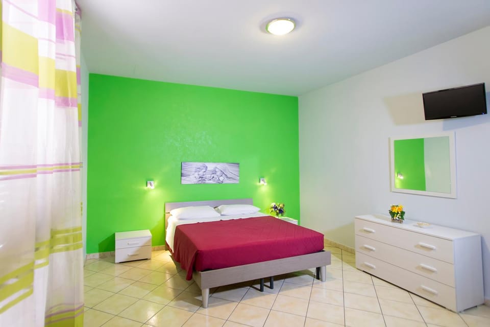Bed, TV and multimedia, Photo of the whole room, Bedroom