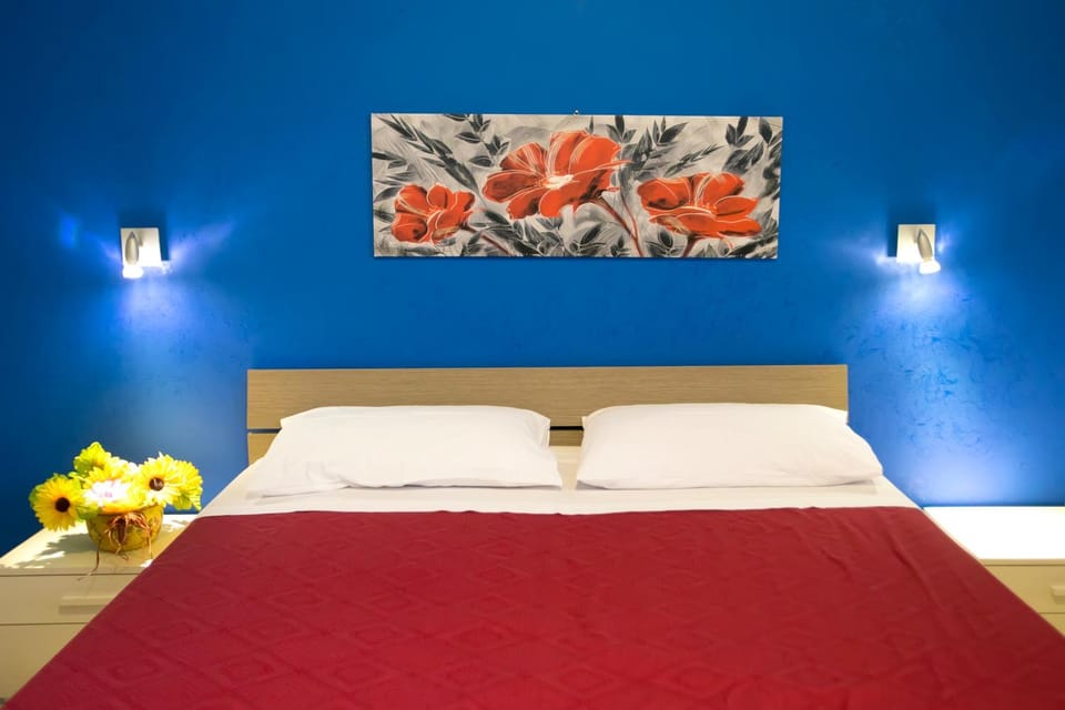 Bed, Photo of the whole room, Decorative detail, Bedroom