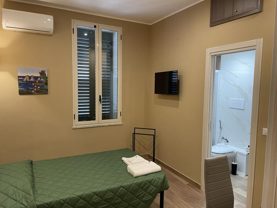 Toilet, Bed, Bathroom, TV and multimedia, Photo of the whole room, Bedroom, towels, air conditioner