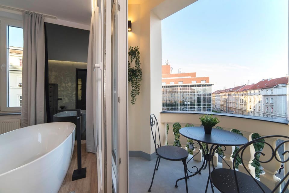 Balcony/Terrace, City view, Street view, Bath