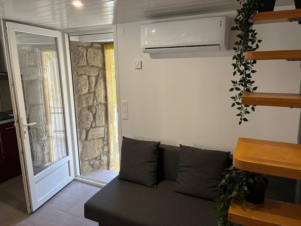 Charmante petite maison climatisée, en pierre, avec accès autonome House in Auvergne-Rhône-Alpes