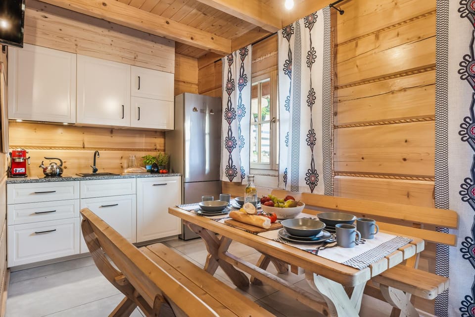 Kitchen or kitchenette, Living room, Food and drinks, Seating area, Dining area, Food, stove, kitchen