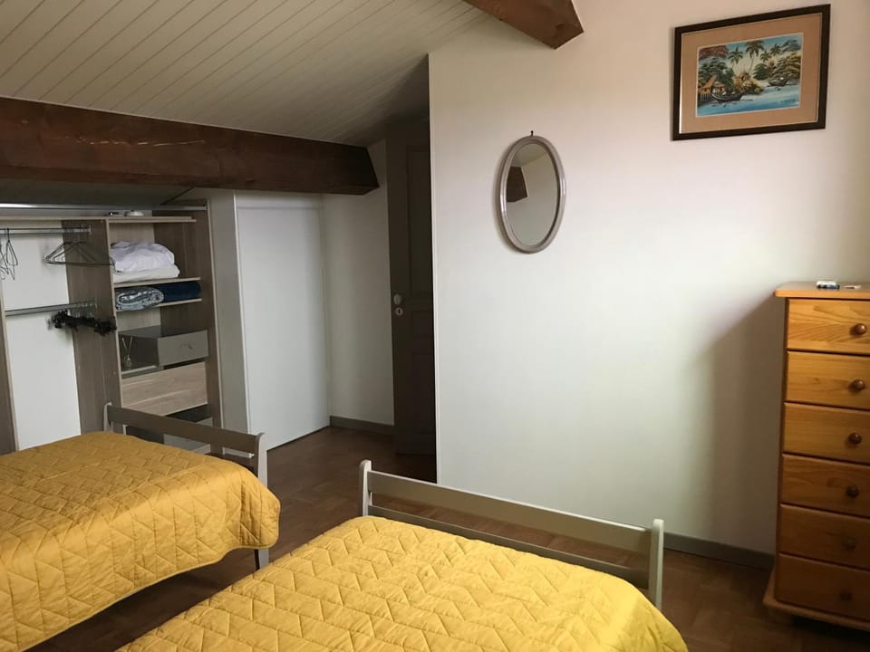 Bed, Photo of the whole room, Bedroom, air conditioner