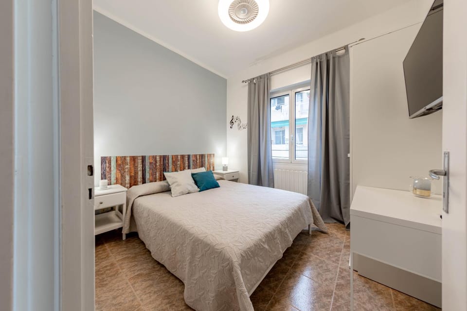 Bed, TV and multimedia, Photo of the whole room, Bedroom