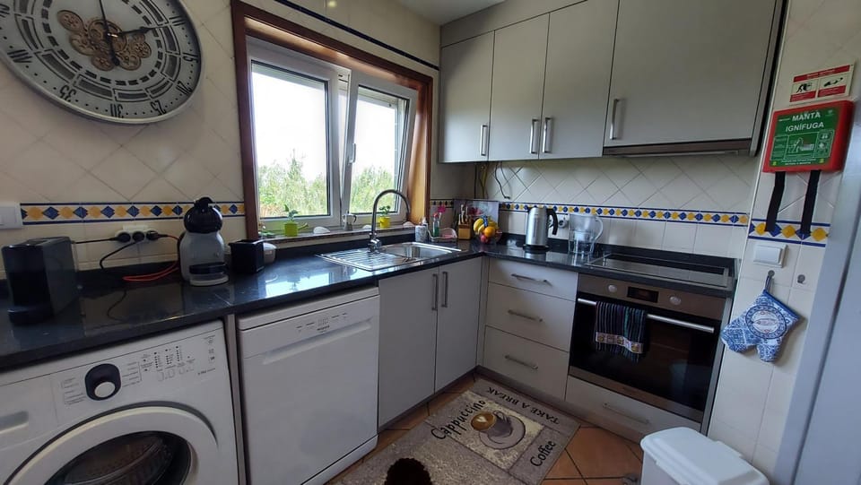 Coffee/tea facilities, Kitchen or kitchenette, dishwasher, oven, stove, washing machine