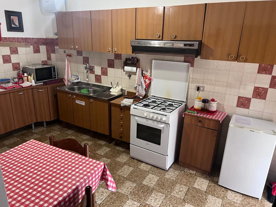 Coffee/tea facilities, Kitchen or kitchenette, Dining area, minibar, pet friendly, stove