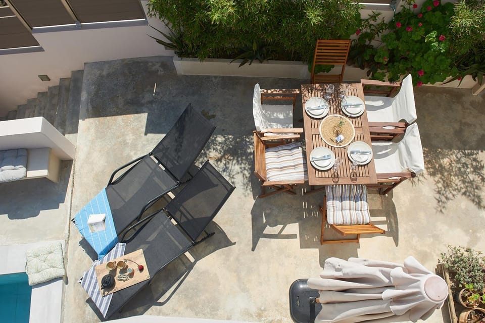 Seating area, Dining area, sunbed