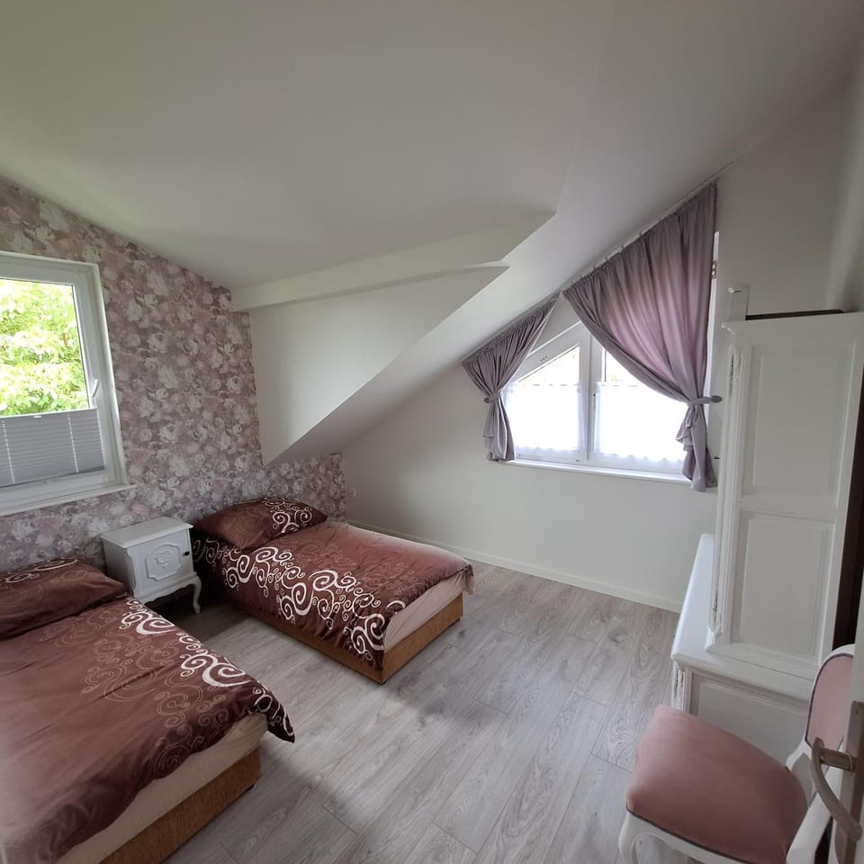 Bed, Photo of the whole room, Seating area