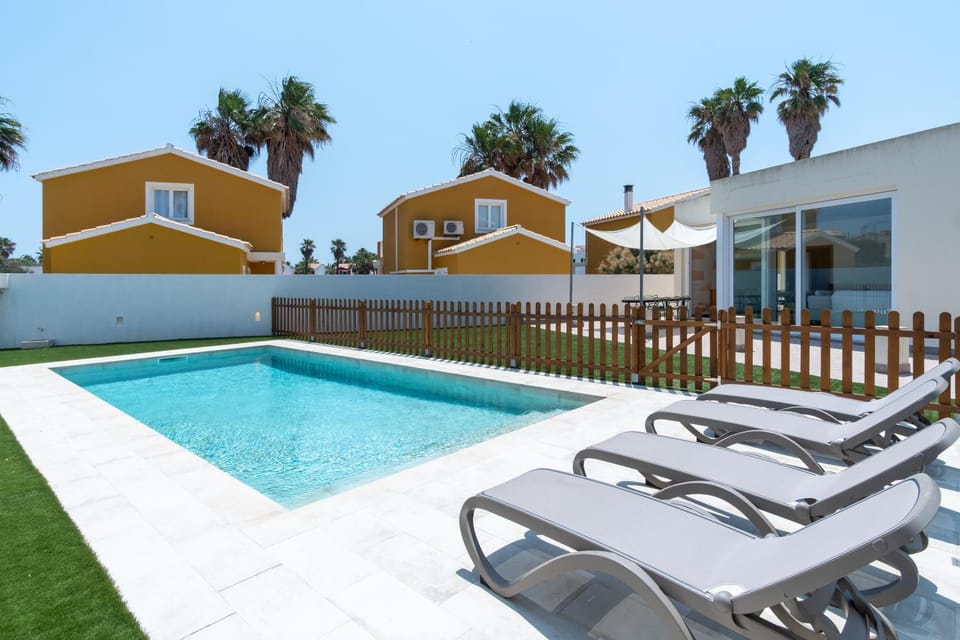 Patio, Patio, Day, Garden, Garden, Swimming pool, sunbed