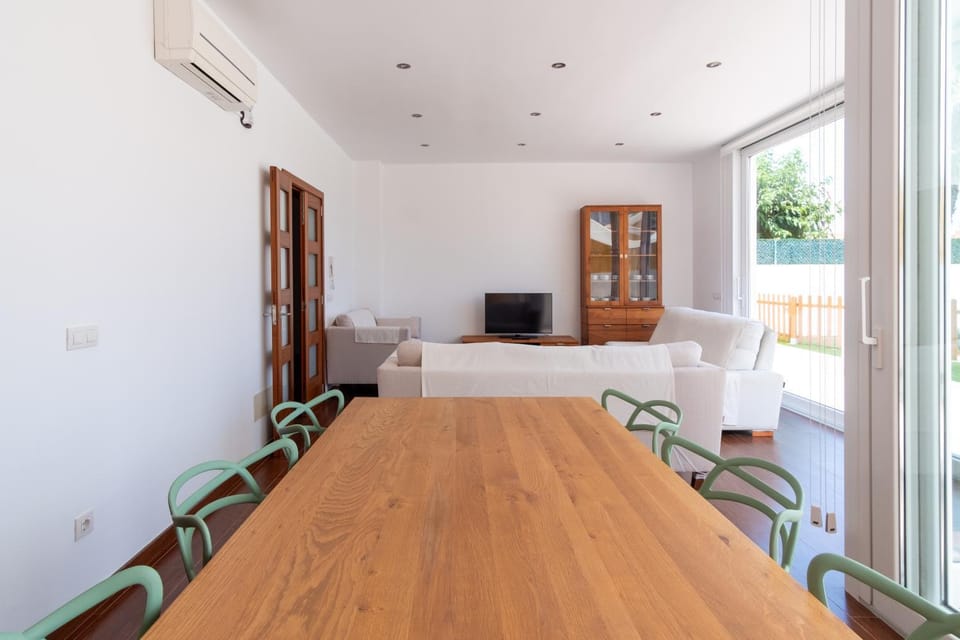 TV and multimedia, Living room, Dining area, air conditioner, air conditioner
