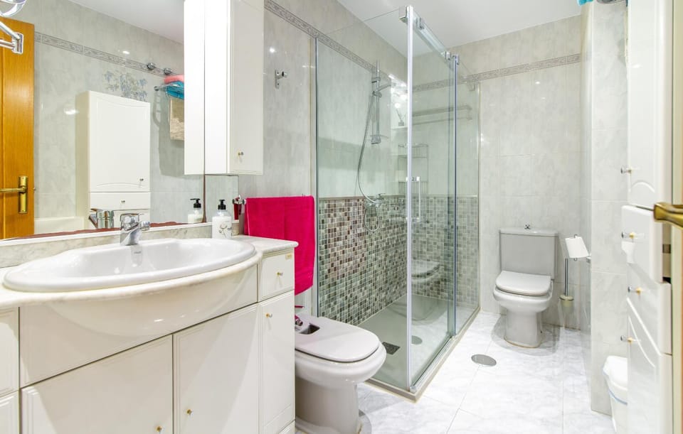 Shower, Toilet, Bathroom, bidet, towels