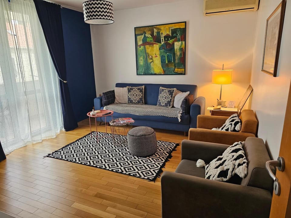 Living room, Seating area, air conditioner