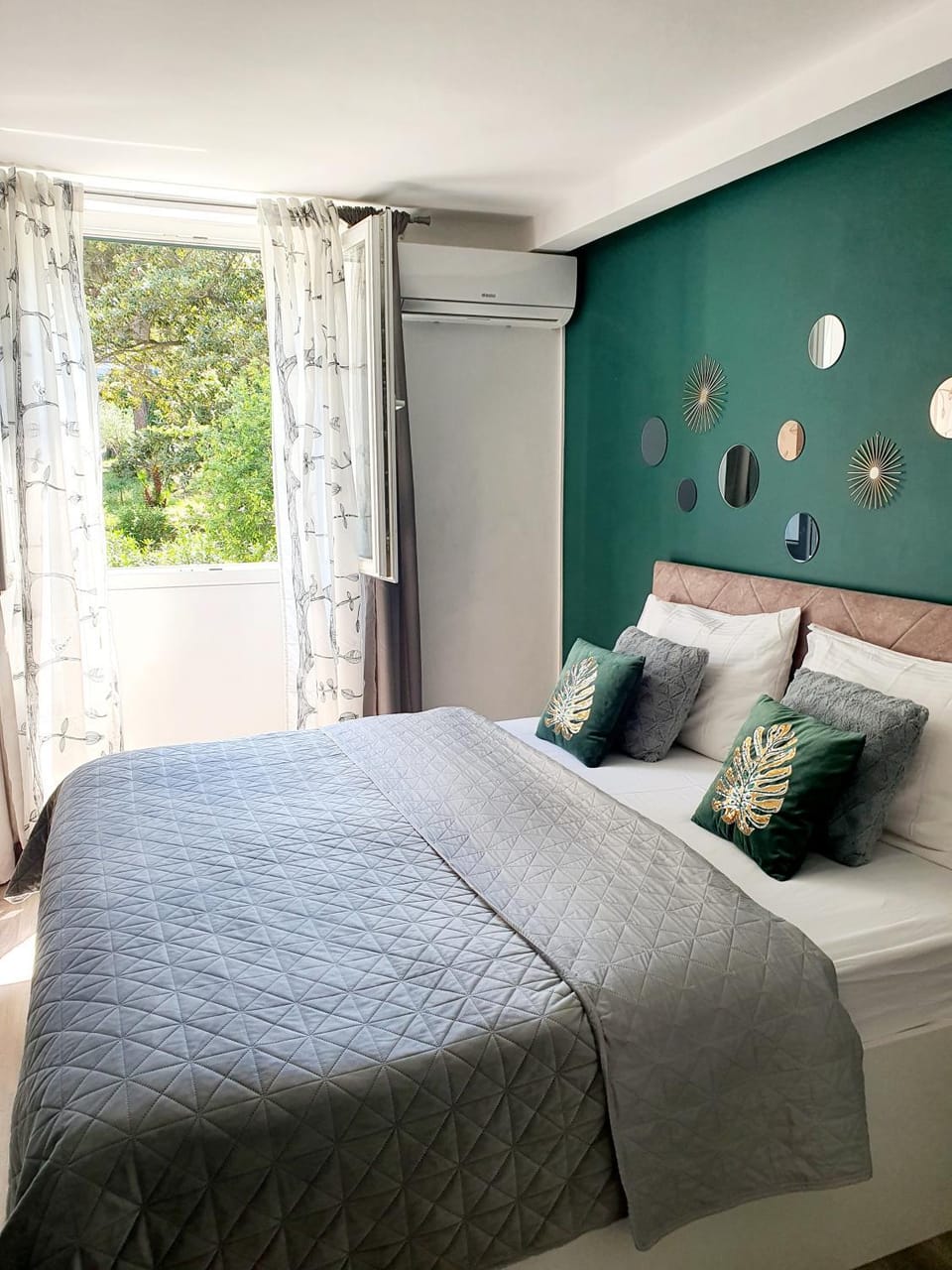 Bed, Photo of the whole room, Bedroom, air conditioner