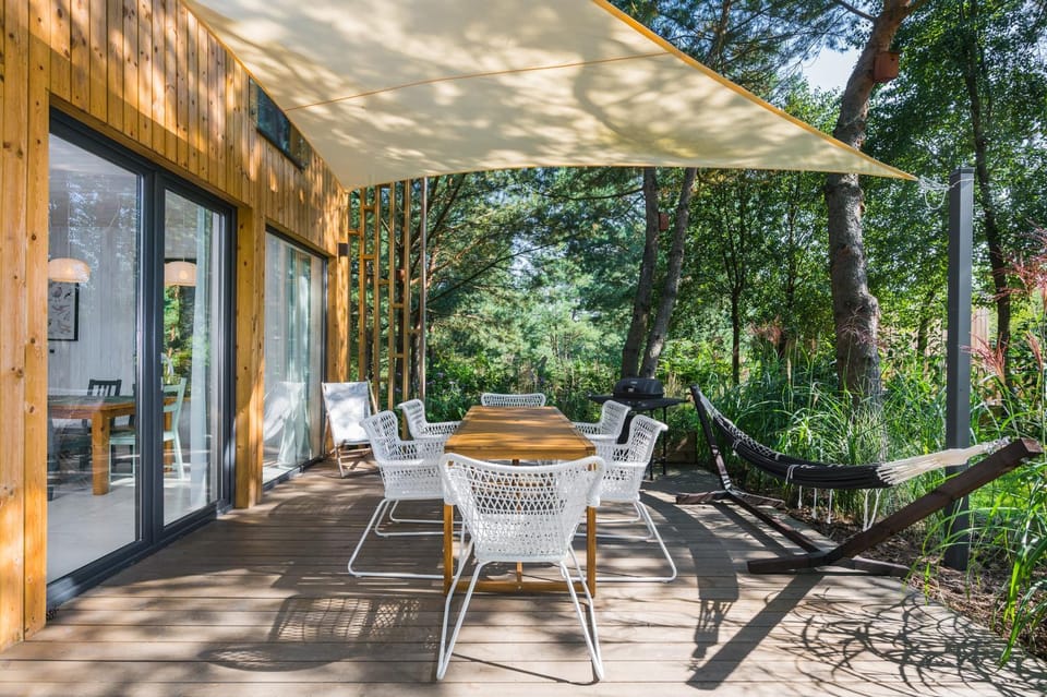 Property building, Patio, Spring, Day, Garden, View (from property/room), Balcony/Terrace, Living room, Seating area, Dining area, Garden view