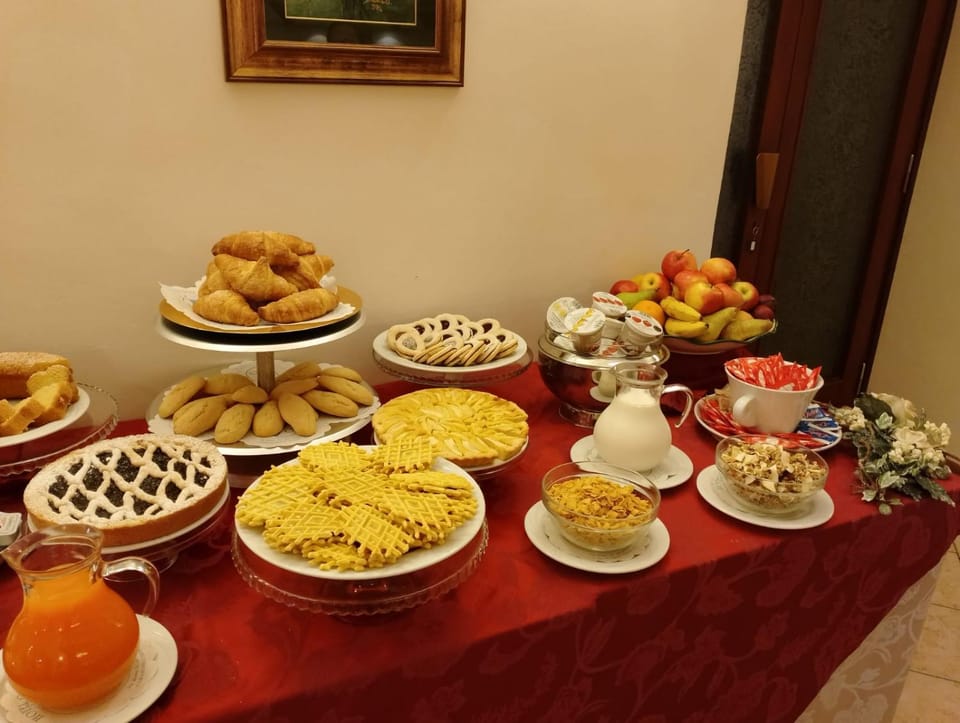 Food and drinks, Food, Breakfast, Continental breakfast, Buffet breakfast