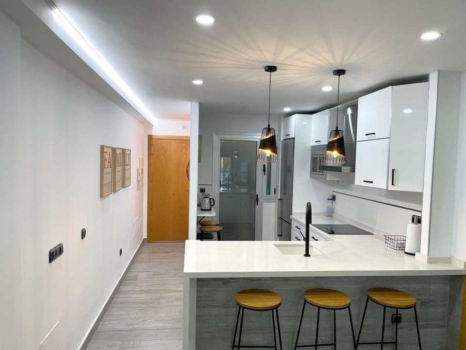 Kitchen or kitchenette, Dining area